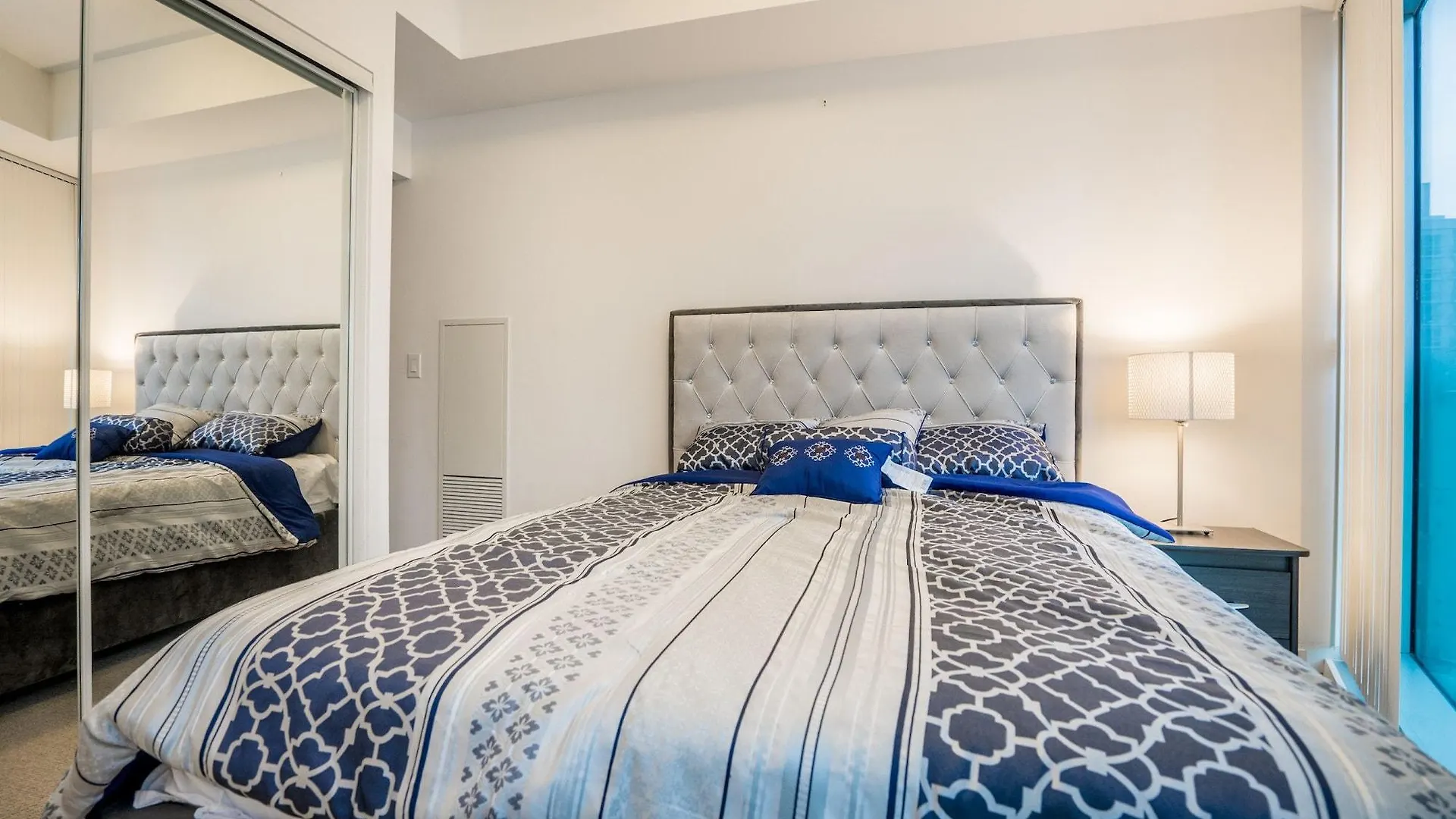 Aaira Suites At 1 York St Toronto