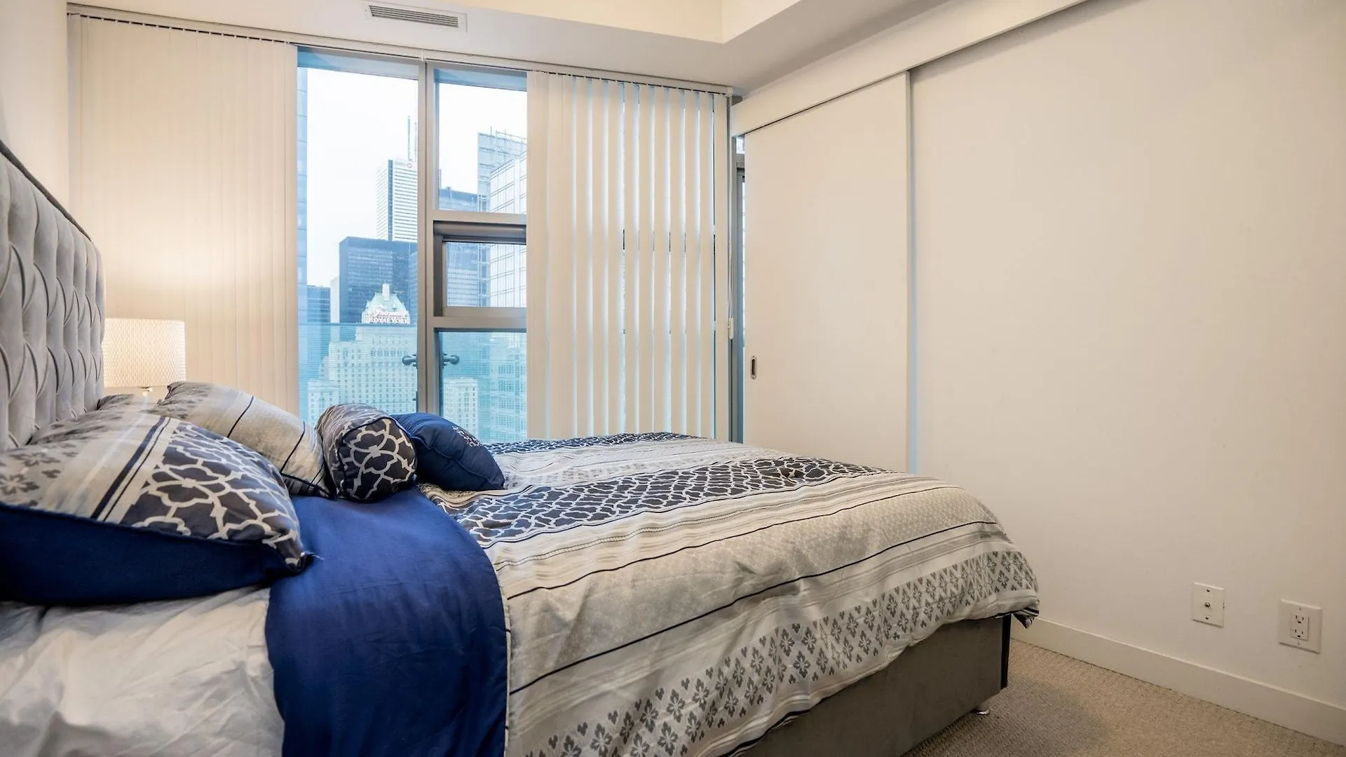 Apartment Aaira Suites At 1 York St Toronto