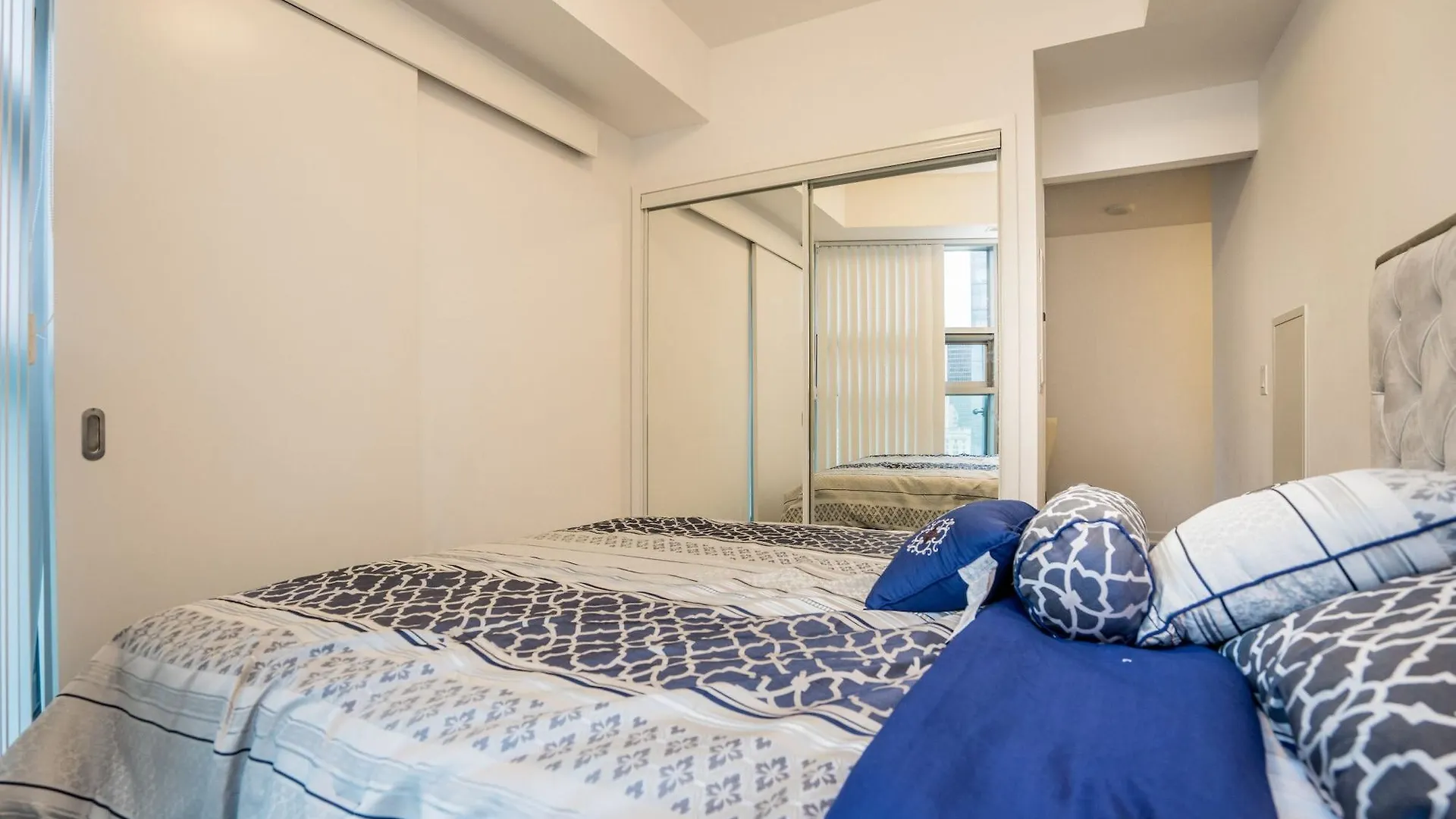 Aaira Suites At 1 York St Toronto Canada