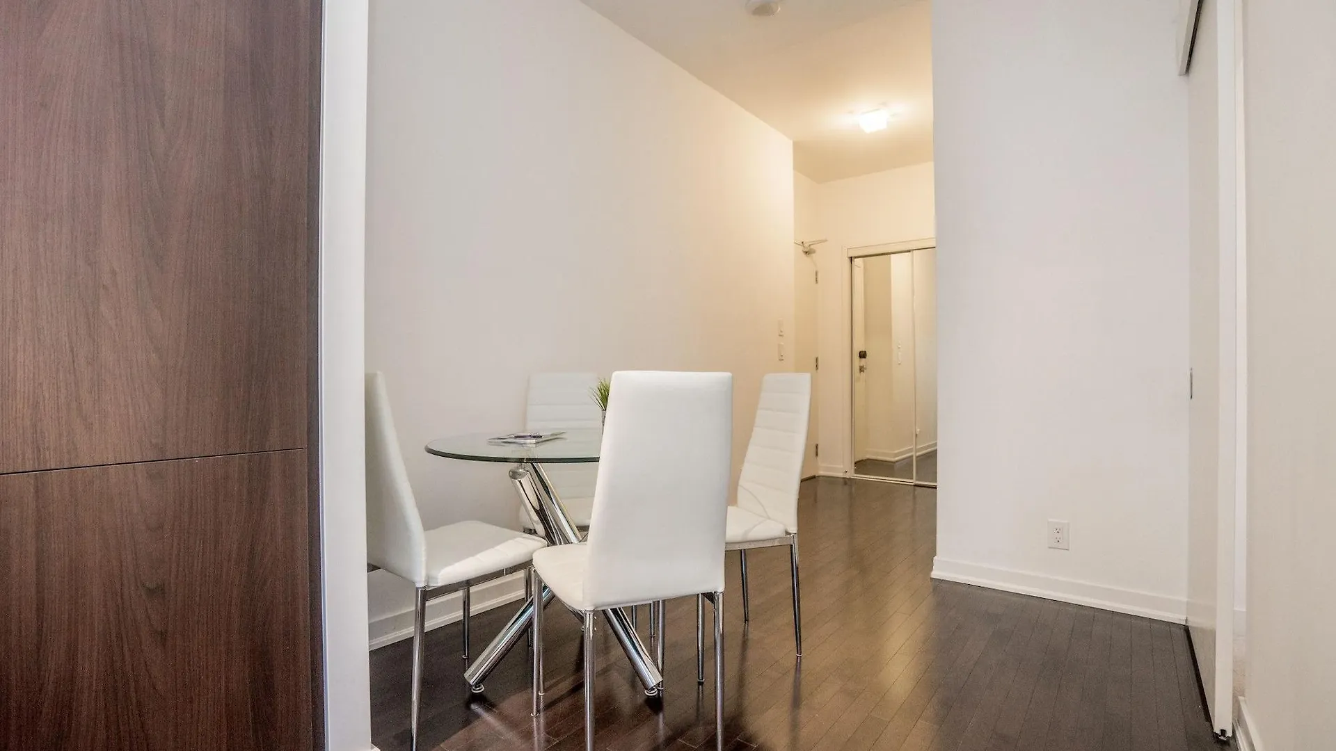 Aaira Suites At 1 York St Toronto Apartment